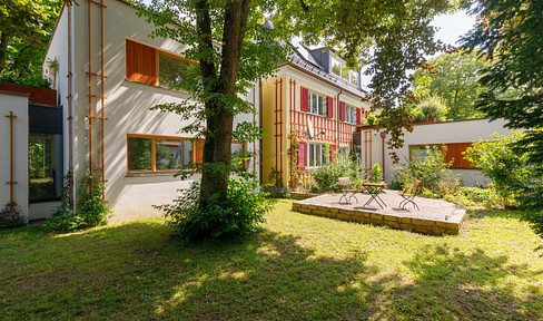 Bright, quiet apartment in a park, with a large balcony facing south, west, and north.