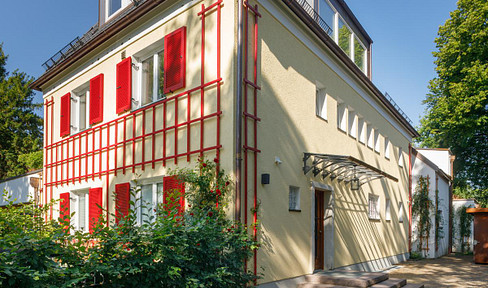 Bright, quiet apartment in a park, with a large balcony facing south, west, and north.