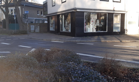 Prestigious store and adjoining rooms