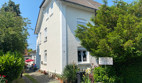 Semi-detached house in quiet residential area