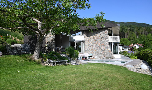 Exclusive villa with beautiful garden and newly renovated outdoor pool