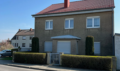 Ein- bis Zweifamilienhaus mit großem Garten, Gewerbeflächen, Doppelzufahrt & Garagen