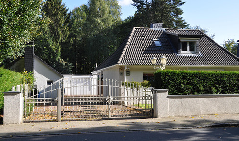 Schönes EFH ** NEUE HEIZUNG** in Ortsrandlage mit Holzhaus