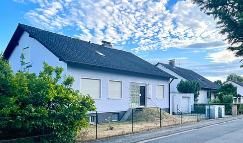 Renovierungsbedürftiges, freistehendes Einfamilienhaus in Waldrandlage mit 950 m2 Grundstück