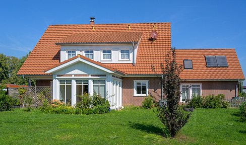 Liebevoll gestaltetes neuwertiges Haus mit Anbau mit riesigem Garten - Wohnen und Arbeiten