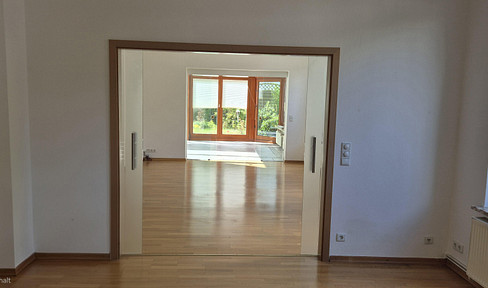 120 m² mit beheiztem Wintergarten, Terrasse & Garten – außergewöhnliche Wohnung in Schleswig