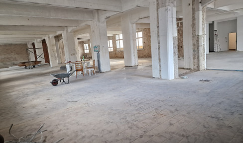 High and bright hall on the ground floor with open space in a quiet commercial courtyard in Neukölln