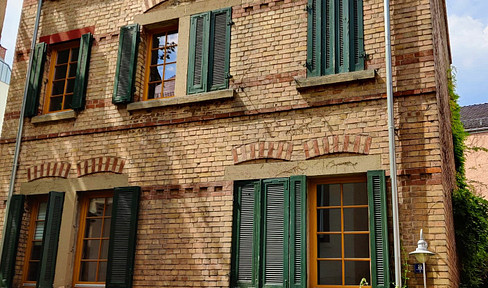 Lukratives, zentrumnahes Dreifamilienhaus mit kleinem Garten