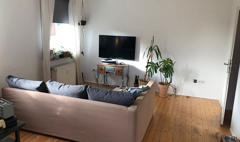 Zentrale, helle Etagenwohnung mit Balkon und Gartenteil