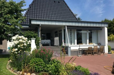 Living where others go on vacation - detached architect-designed house with additional granny apartments