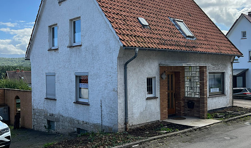 Freistehendes massiv gebautes Einfamilienhaus mit Doppelgarage