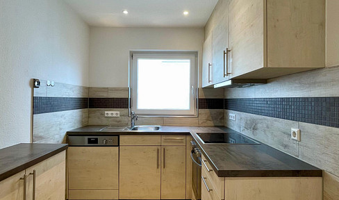Very nice and well-maintained 2-room ground-floor apartment with fitted kitchen and terrace.