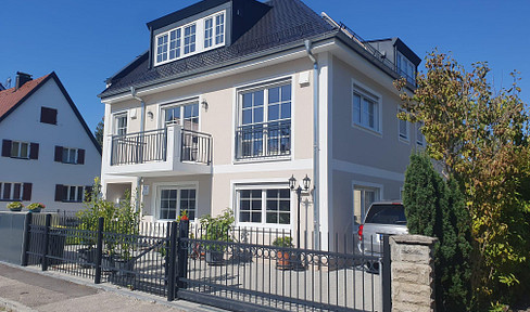 Exclusive, fully furnished penthouse apartment in Solln – with private elevator and located in a quiet, upscale residential area.