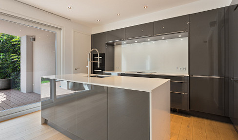 Exclusive detached house with high-quality fittings, 2 parking spaces and small garden