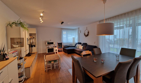 Modern 4-room apartment on the ground floor with kitchen. Barrier-free with garden, top location and view of Michaelsberg