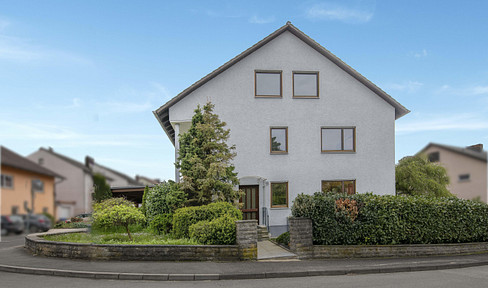 Impressive semi-detached house with light-flooded rooms in a quiet location