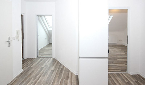 Investment property with 5ZW (apartment) + parking space, 8.5% gross yield, potential for development on the upper floor.