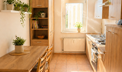Cosy, bright and fully furnished 2-room flat. Very quiet yet central.
