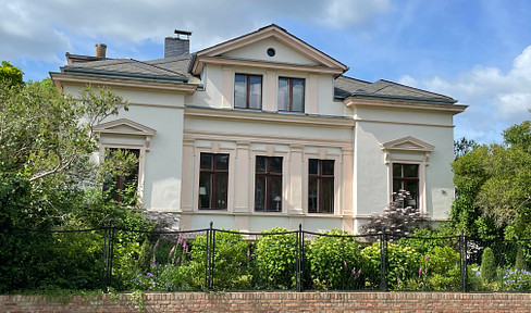 Stately villa with large garden and outbuildings