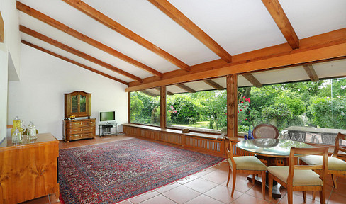 Spacious plot (2,200 sqm) with architect's house from the 70s for renovation