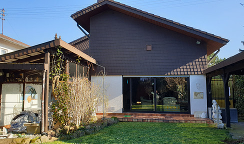 Freist. Single-family house, sought-after location, built 1967/80, approx. 215 sqm, 604 sqm, garden, winter garden.