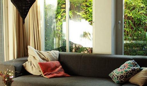 Living experience at Jenischpark: stunning ground-floor apartment with a private garden, offered directly by the owner.