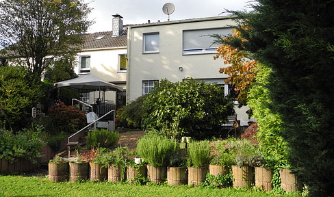 Vacant detached or semi-detached house in Oberhausen's top location