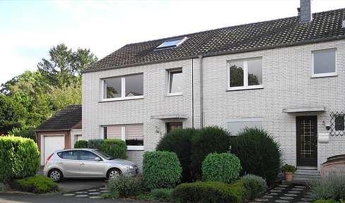 Two-family house in Oberhausen's top location: live & work, multi-generational home or investment property