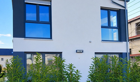 Your new home awaits – U.S. military personnel are warmly welcome. Modern living in a prime location.