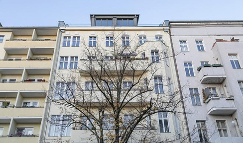 4-room apartment in an old building in Moabit for sale free of occupancy and commission.