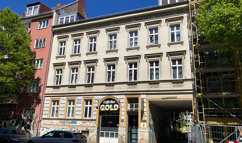 No commission. Spacious apartment in a historic building, located in the heart of Neukölln. Available from August 1st, 2026.