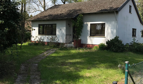 1727 m² plot with family house, old trees and pond