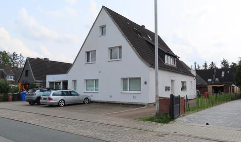 Henstedt-Rhen 5 rooms, kitchen, 2 bathrooms, balcony, cellar, parking space