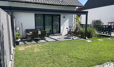 Neuwertige Doppelhaus mit großzügige Garten und Terrasse