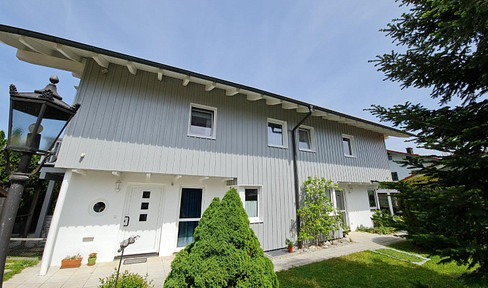 Ground floor apartment with balcony, solar panels, separate entrances, fitted kitchen, parking space, view of a meadow, quiet and central location.