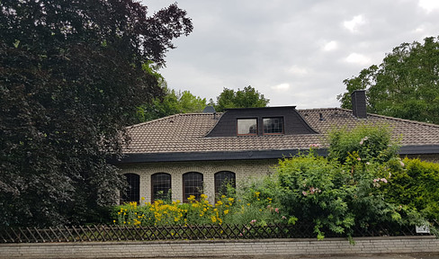 Grosser Winkelbungalow auf grosszügigem Grundstück für Wohnen und Gewerbe