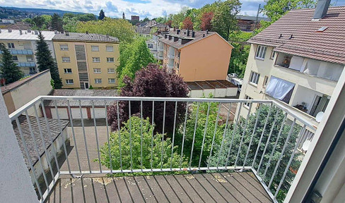 Helle 2-Zimmer-Wohnung mit Balkon in denkmalgeschütztem Sandstein-Gebäude