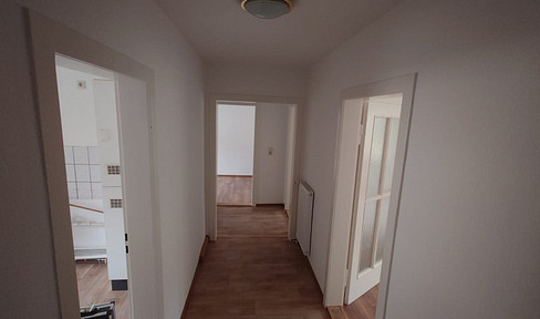 Without location: 3-room apartment, large kitchen, bathroom with window, bathtub and shower, beautifully renovated.