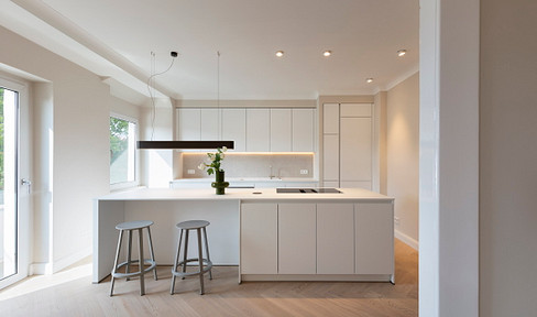 Stylish jewel: Masterfully renovated old building with exclusive equipment