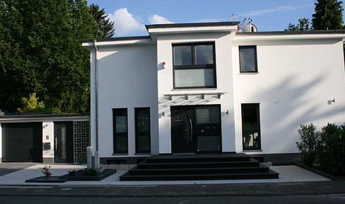 Großzügiges Haus mit schönem Garten und moderner Ausstattung in Dreieich-Buchschlag