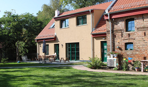 Commission-free: Exclusive detached house with garage, located near Potsdam and Berlin.