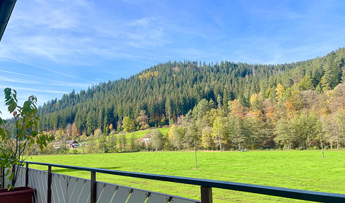 Stilvolle, geräumige und sanierte 4,5-Zimmer-Wohnung mit Balkon und Aussicht auf den Schwarzwald