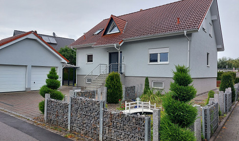 Zweifamilienhaus mit Doppelgarage in Mühlhausen-Ehingen