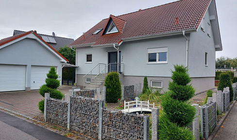Two-family house with double garage in Mühlhausen-Ehingen