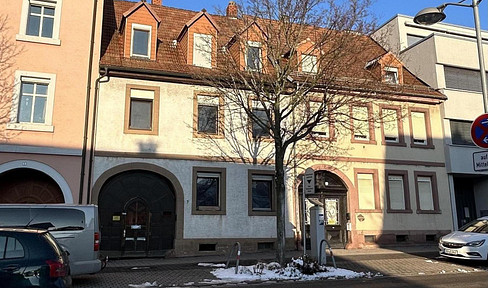 MFH in need of renovation in Ettlingen in a prime location with approved preliminary building application