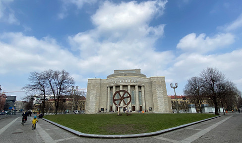 Near Alex / Rosa Luxemburg Platz, 24/7 service, parking space available.