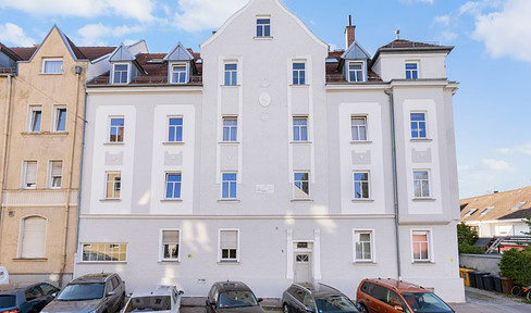 High-yielding 2-room apartment in an old building in Lechhausen - commission-free