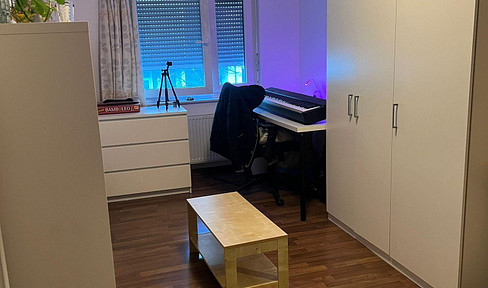 Great room in a shared apartment (18 m²) in Böblingen, close to the S-Bahn (suburban train), with all utilities included.