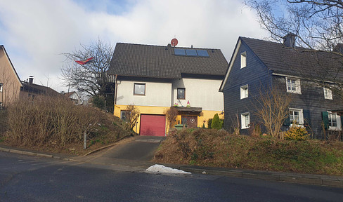 Freistehendes EFH in Burscheid (163qm, 5 Zimmer, Balkon, Garage und Gästewohnung)