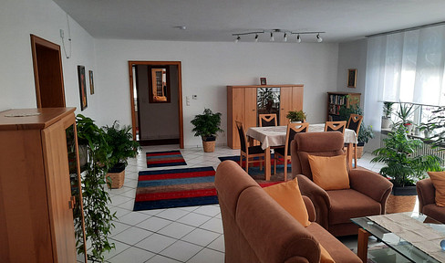 Exclusive apartment with 4.5 rooms, EBK and balcony in Hettenleidelheim